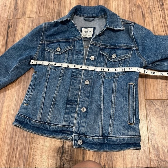 Abercrombie & Fitch Cropped Denim Jacket - Picture 6 of 8